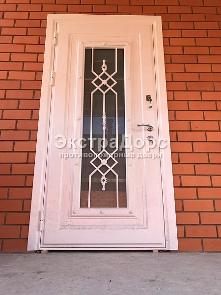 Противопожарная остекленная дверь с ковкой и отделкой МДФ